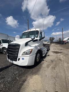Freightliner CA116DC CNG Day Cab Truck