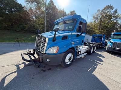 Freightliner Cascadia 113 Day Cab Truck