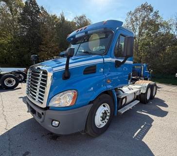 Freightliner Cascadia 113 Day Cab Truck