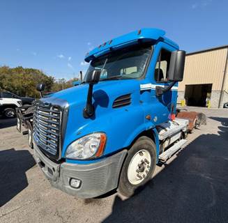 Freightliner Cascadia 113 Day Cab Truck