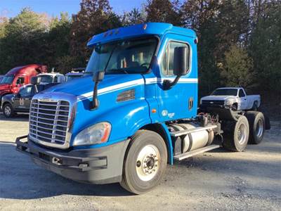 Freightliner Cascadia 113 Day Cab Truck