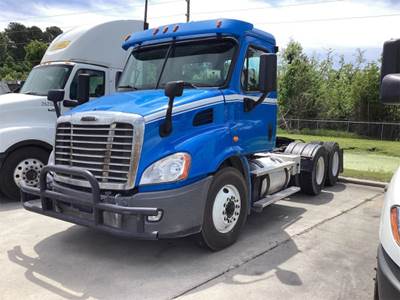 Freightliner Cascadia Day Cab Truck