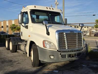 Freightliner Cascadia Day Cab Truck