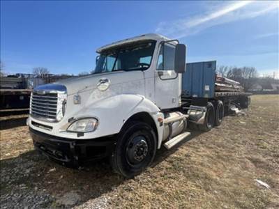 Freightliner Columbia 120 Day Cab Truck