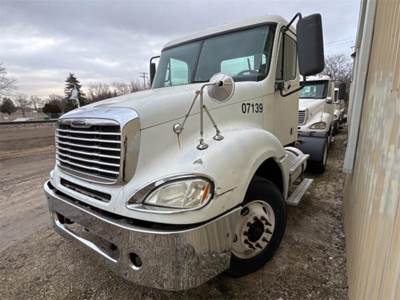 Freightliner Columbia 120 Day Cab Truck