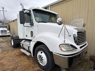 Freightliner Columbia 120 Day Cab Truck