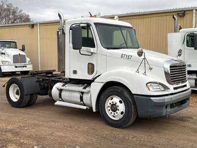 Freightliner Columbia 120 Day Cab Truck