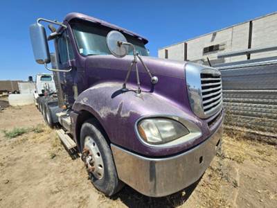 Freightliner Columbia 120 Day Cab Truck