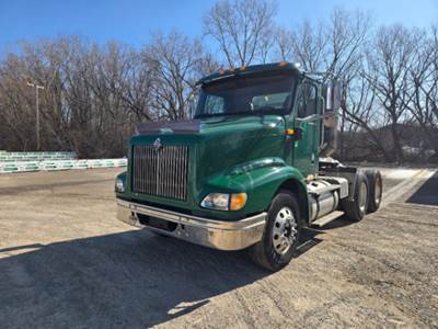 International 9200i Day Cab Truck