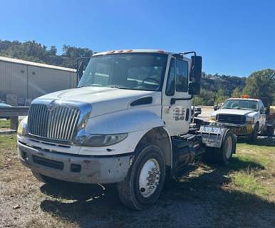 International DuraStar 4400 Day Cab Truck