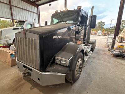 Kenworth T8 Day Cab Truck