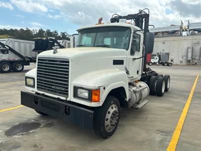Mack Pinnacle CHU613 Day Cab Truck