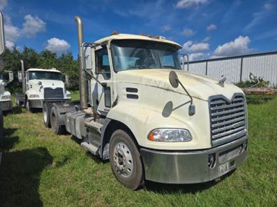 Mack Pinnacle CXU613 Day Cab Truck
