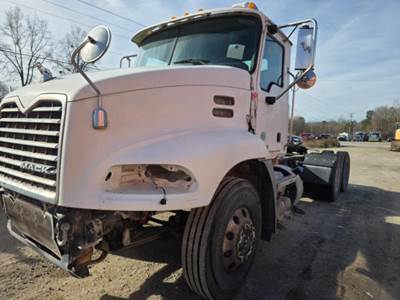 Mack Pinnacle CXU613 Day Cab Truck