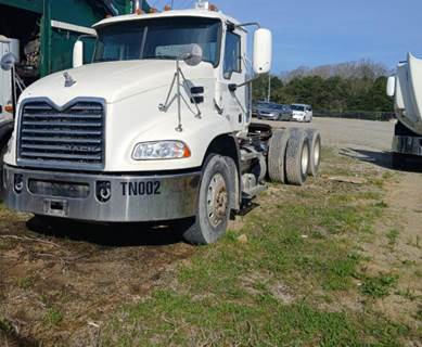 Mack Pinnacle CXU613 Day Cab Truck