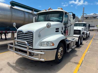 Mack Pinnacle CXU613 Day Cab Truck