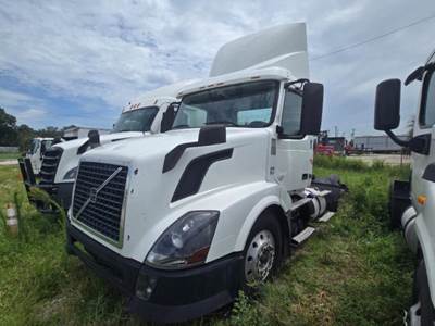 Volvo VNL300 Day Cab Truck