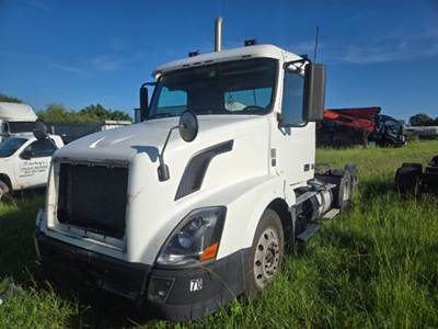 Volvo VNL300 Day Cab Truck