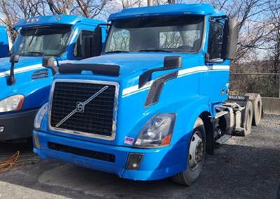Volvo VNL64T Day Cab Truck
