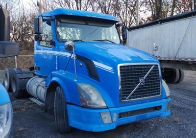 Volvo VNL64T Day Cab Truck