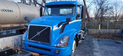 Volvo VNL64T Day Cab Truck