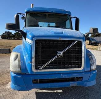 Volvo VNL64T Day Cab Truck