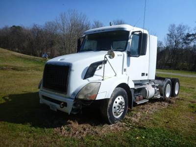 Volvo VNL64T Day Cab Truck