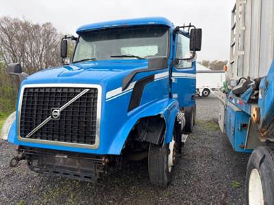 Volvo VNL64T Day Cab Truck