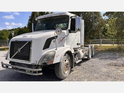 Volvo VNL64T Day Cab Truck