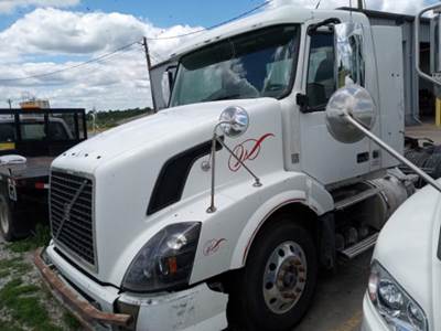 Volvo VNL64T Day Cab Truck