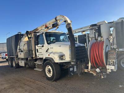 Freightliner 114SD Box Truck