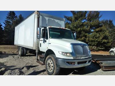 International DuraStar 4400 Box Truck