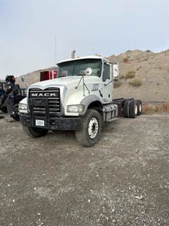 Mack Granite GU713 Box Truck
