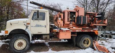 International 4800 Truck-Mounted Digger Derrick