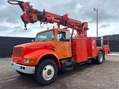 International 4900 Truck-Mounted Digger Derrick