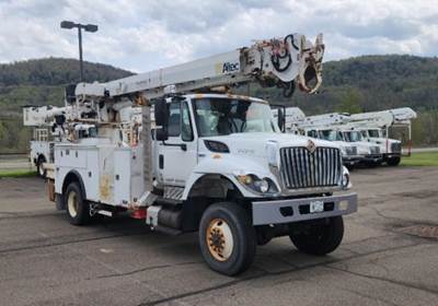 International 7300 Tracked Digger Derrick