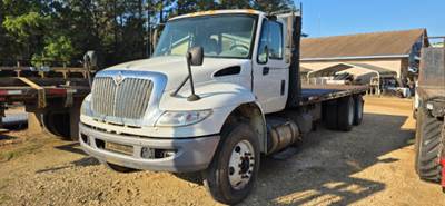 International DuraStar 4400 Flatbed Truck