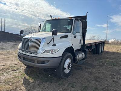 International DuraStar 4400 Flatbed Truck
