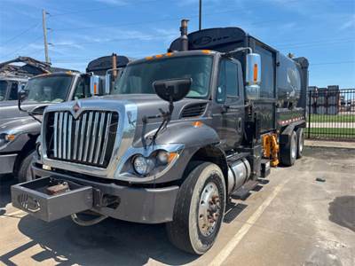 International WorkStar 7400 Side Load Garbage Truck