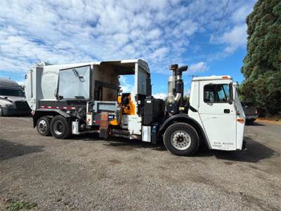 Mack LEU602 Garbage Truck