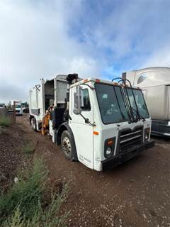 Mack LEU612 Garbage Truck