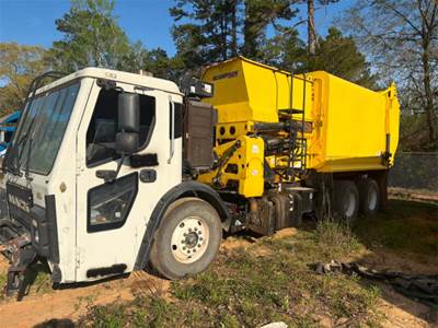 Mack LR613 Side Load Garbage Truck