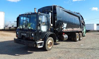 Mack MR688S REAR LOAD Garbage Truck