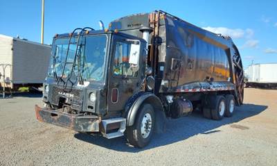 Mack MR688S REAR LOAD Garbage Truck