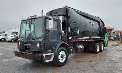 Mack MR688S REAR LOAD Garbage Truck
