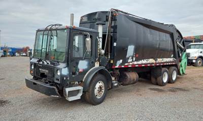 Mack MR690S REAR LOAD Garbage Truck