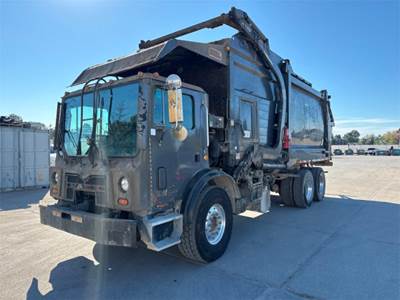Mack MRU613 Garbage Truck