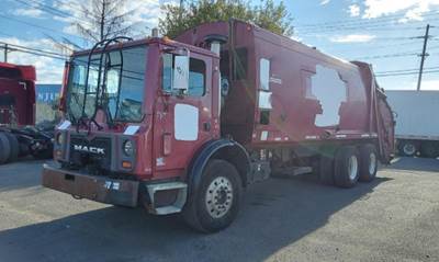 Mack MRU613 TERRAPRO REAR LOAD Garbage Truck