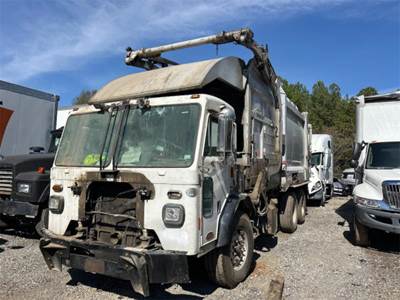 Peterbilt 520 6X4 FRONT LOADER Garbage Truck