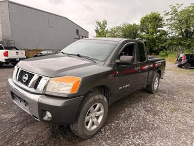 Nissan V8 TITAN EXT CAB Truck